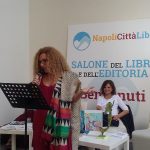 Francesca Rondinella mentre legge alcuni brani tratti dal libro\ ilmondodisuk.com