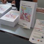 In foto, in alto, da sinistra, Maria Siricio, Francesca Vitelli, Donatella Gallone, Francesca Rondinella e Franco Manuele al salone del libro (chiostro di San Domenico Maggiore) per presentare "Sirene si nasce"; qui sopra, il libro in esposizione\ ilmondodisuk.com