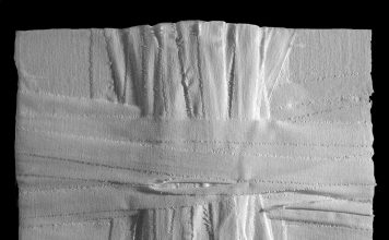 La mostra da Frame Ars Artes/Ràdeca: Romilda Boccia riduce il corredo in strisce, colorando la sua libertà di donna radeca| ilmondodisuk.com