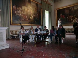 Qui sopra, un moneto della conferenza stampa a Capodimonte con il direttore Bellenger, Barra, Giglio, Colasurdo. In alto, i cantori di carpino, protagonisti del concerto di domani, alle 22