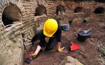 Pausilypon, suggestioni all’imbrunire con il percussionista norvegese Ingar Zach. Appena recuperato il teatro inagibile Gaiola| ilmondodisuk.com