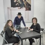 Nelle foto di Gianluigi Gargiulo, due momenti della performance con Peppe Pappa (qui sopra) e le protagoniste Annapaola Di Maio e Anna Mele (capelli lungi e mossi)\ilmondodisuk.com