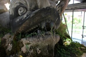 Qui sopra, un dettaglio del monumento. In alto, la fontana coperta, in attesa di restauro