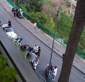 Qui sopra, i ragazzi arrivano alla spicciolata in via Pacuvio. In alto, inizio di movida notturna festaiola