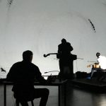 Nelle foto, alcuni momenti dello spettacolo "Ce qui tremble et brille au fond de la nuit noire" e due artisti protagonisti\ilmondodisuk.com