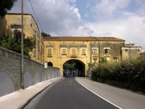 Qui sopra, il fabbricato Colletta fotografato da Luciano Romano. In alto, un momento della maratona digitale 2017