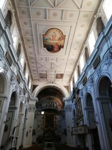 Qui sopra, la chiesa di san Biagio di Aversa; in alto, particolare del palazzo della Borsa di Napoli