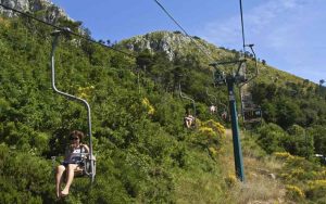 Un seggiovia, sul monte Solaro