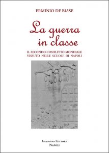 Qui sopra, la copertina del libro che racconta il secondo conflitto mondiale (in alto) attraverso i diari delle scuole napoletane