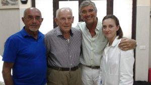 Da sinistra, Gaetano Pacente (t-shirt blu), il professor Salvatore Di Somma (camicia bianca) con il gruppo di ricerca\ ilmondodisuk.com