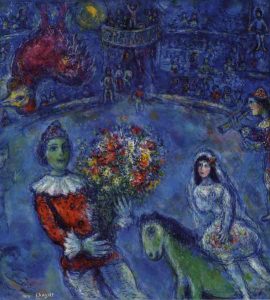 Qui sopra, il dipinto Il gallo viola che è stato scelto come immagine copertina della mostra partenopea ©Chagall. In alto, un'aimmagine di Chagall che campeggia nella basilica