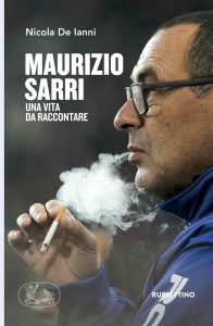 Qui sopra, la copertina. In alto, una recente foto di Sarri