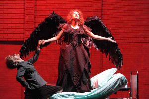 Una scena di "Angels in America"