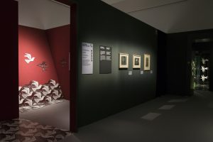  La mostra fotografata da Tommaso Vitiello per Arthemisia . In alto, un'altra opera di Escher 