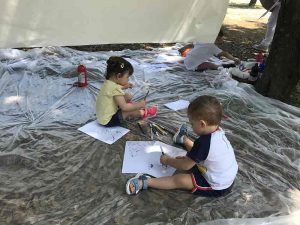 Qui sopra, bambini che giocano. In alto, la villa comunale dove si svolgerà l'evento