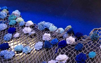 La performance a Cuma/Rita Esposito & le altre: nell’Antro della Sibilla un fiume di rose, simbolo dell’antico sapere femminile rose| ilmondodisuk.com