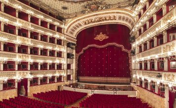 Estate con la cultura/Visita guidata speciale di Ferragosto al San Carlo. E al chiostro di San Domenico Maggiore c’è Goldoni San carlo| ilmondodosik.com