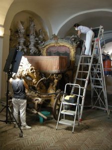 Qui sopra, il restauro della carrozza. In alto, l'anfiteatro campano