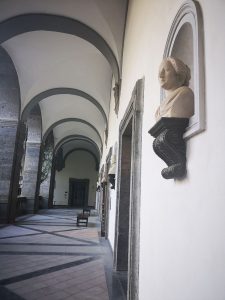 Il busto di Eleonora Pimentel Fonseca nel loggiato della bibloteca