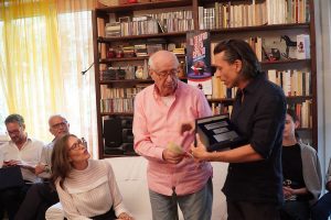 Qui sopra, Maurizio-Murano, vincitore-Premio Biglietto d'oro. In alto, un altro moneto della conferenza stampa a casa Santanelli. Foto di Cesare Abbate