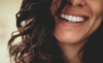 Mav Beauty Experience/Yoga della risata e benessere: un progetto di bellezza lontano dal bisturi