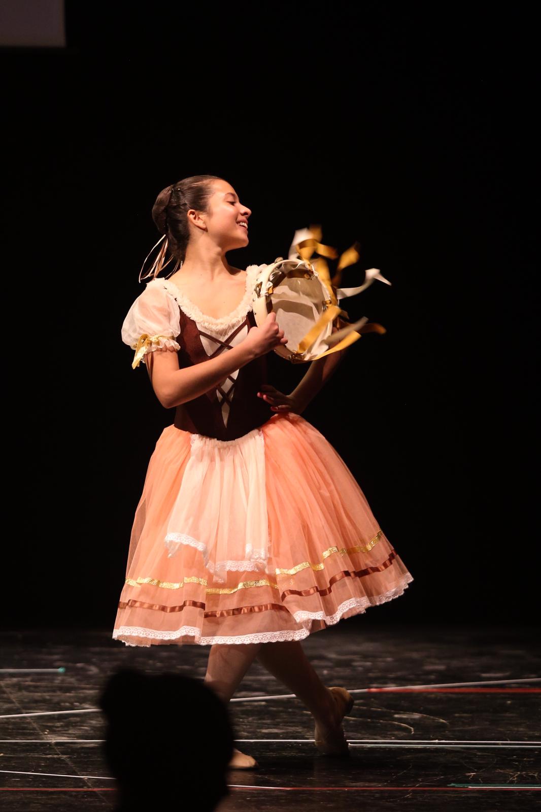Napoli Expò Art Polis/Ginevra e Virginia De Masi danzano la tarantella  sulle note di "Funiculì Funiculà" - il mondo di suk