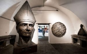 Qui sopra, atelier di Lello Esposito. In alto, La galleria napoletana di Thomas Dane