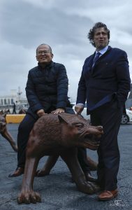 Qui sopra, l'artista con il curatore e uno dei suoi lubi. In alto, l'installazione