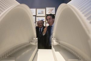 Santiago Calatrava e Vincenzo De luca davanti al palstico dello hub di New York