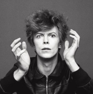 Qui sopra e un alto, David Bowie immortalato da Sukita