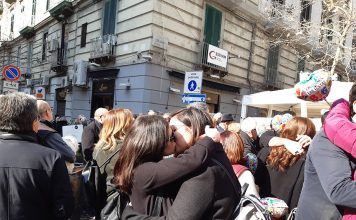 Flashmob/Al Vomero si baciano tutti sull’onda della tenerezza senza tempo. Appassionati della vita