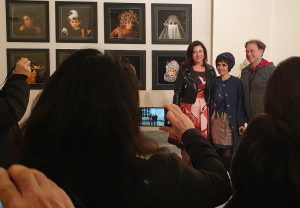 Qui sopra, da sinistra, Chiara Reale, Donatella Donatelli e il direttore del Mann, Paolo Giulierini. In alto, l'installazione