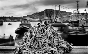 Il sabato della fotografia online/Raffaela Mariniello punta l’obettivo sul paesaggio urbano. Eppure soffia il vento dell’ecologia