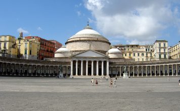 La lettera al sindaco di Napoli/L’architetto Paola Pozzi: “Spazio gratuito all’aperto per i tavolini a gestori di ristoranti e pizzerie” Piazza del Plebiscito Napoli| ilmondodisuk.com