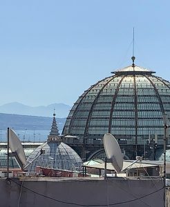 Qui sopra, cupola di Santa Brigida. In alto, angoli segreti di un terrazzo