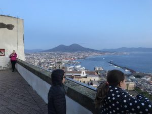 Quii sopra, i bambini del laboratorio guidato da Luigi Filadoro in visita a Castel Sant'Elmo per il progetto "La pèoantagione dei bambini". In alto, il manifesto realizzato