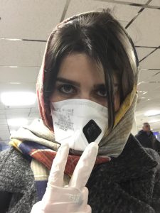 Qui sopra, l'artista bloccata in aeroporto A Teheran. Nella pagina, alcune opere proposte nella mostra napoletana