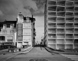 Qui sopra un'immagine tratta dalla collezione Bord de Mer di Gabriele Basilico. In alto la locandina dell'evento ai Magazzini Fotografici