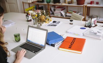 Il libro/”Il sessismo nella lingua italiana”: quel maschile che prevale sul femminile. Ma i mass media introducono la declinazione di genere (sindaca, consigliera, ministra)