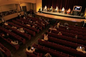 In foto il Teatro Trianon Viviani, platea. In alto la facciata dell'edificio