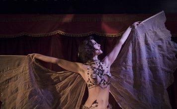 Bacoli/Teatro alla deriva, torna la rassegna diretta da Giovanni Meola: “Ricominciamo dal burlesque sulla zattera. Andiamo in scena per smuovere il cuore e la coscienza delle persone”