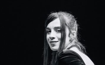 Intervista/Anna Mancini: «Io, musicista per caso, dedita al disturbo della quiete pubblica. Sono una dark solare tra chitarra e fumetto»