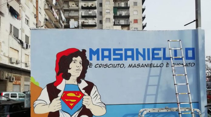 Progetto/Luca Carnevale dipinge il murale “Masaniello supereroe”. Che ha il volto di Pino Daniele
