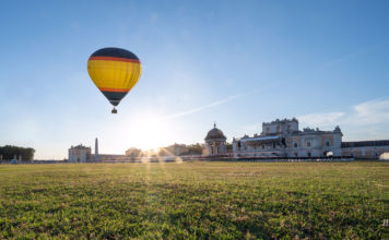 Real sito di Carditello/Magia del volo in mongolfiera per il concerto di Giovanni Caccamo. Sul palco, con Michele Placido