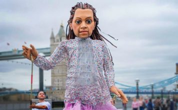 The walk/Amal arriva al bosco di Capodimonte, la bambina-marionetta siriana. Simbolo dell’infanzia rifugiata nel mondo