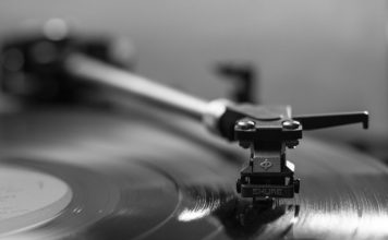 Racconto/”Un disco rotto”: se la morte è solo una notizia, mentre la televisione continua a trasmettere i fatti del giorno