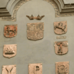 Stemmi dei Sedili sul campanile di San Lorenzo Maggiore - Wikimedia 2012