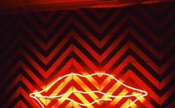 Racconto/Tiktok e le esagerazioni: storia di Nennella, influencer dei vicoli. Con le labbra a canotto