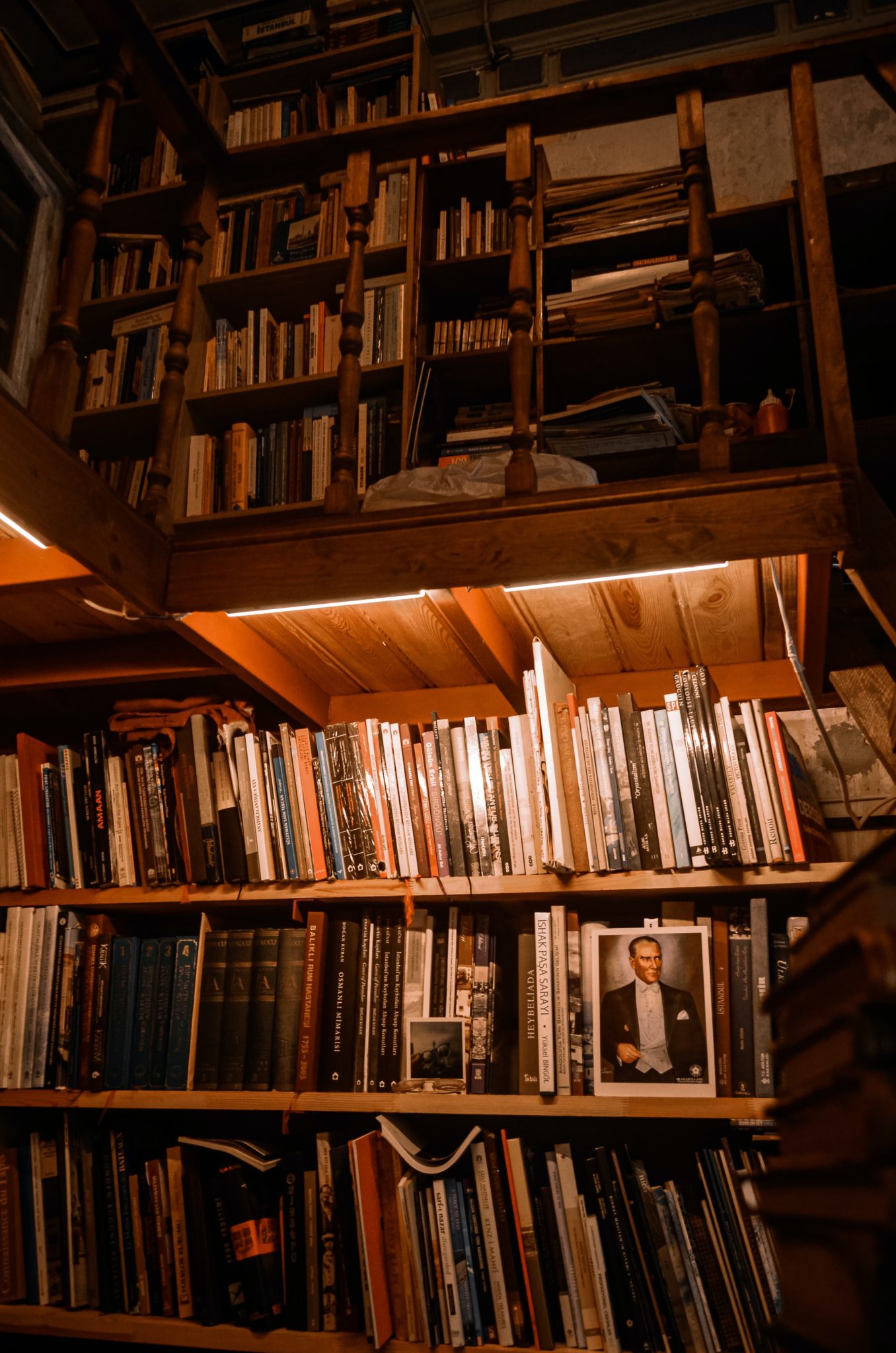 Al di là del muro/ Poggioreale i detenuti leggono libri e scrivono