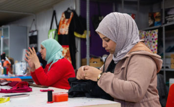 Cooperativa sociale Dedalus/ Ciak, si sfila: nell’ex lanificio di Porta Capuana la sartoria presenta i suoi manufatti. Come si diventa fashion designer da storie di sofferenza e migrazione